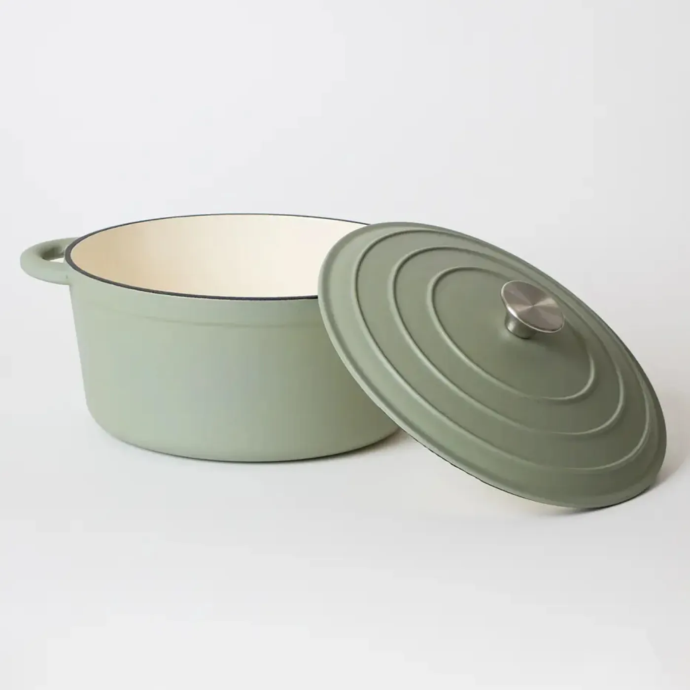 George Collective - Cast Iron Round Casserole 28cm - Matte Sage/Silver Lid - Imagen 3